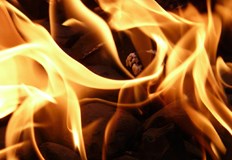 Къща и стопански постройки лумнаха в пламъци заради силен вятърГолям