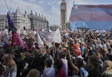 Британското правосъдие жена е човек роден с женски полХиляди защитници