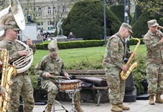 Групата Rhine River Ramblers изпълни традиционен диксиленд на площад Свобода Жителите