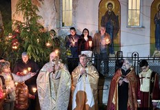 Отец Стефан отец Валтер Горра и отец Дирайр Хадавян поведоха