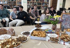 Подаръци козунаци и танци превърнаха библиотеката в истински културен центърВ