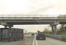 Тежкотоварен автомобил разпиля товара си на пътното платно в посока