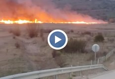 Екип на пожарната не може да достигне пламъцитеПожар избухна в
