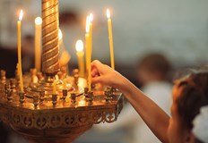 Жените отправят молитви за щастлив брак и защита на семействотоНа