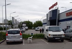 Гражданин постави пластмасов стол на паркинга на LidlНеобичайна гледка привлече