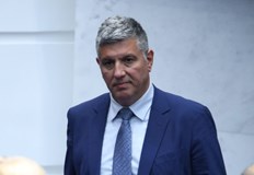 Скандалът между политиците ескалира след обвинения за брокерство на пътища