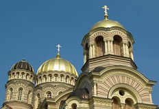 Църковните представители подкрепят инициативата докато граждани и туристи се противопоставят