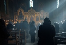 Вярващите се събират в храмовете за да почетат деня на