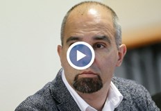 Решението на движението поставя правителството пред риск да остане без