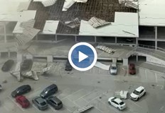 Инцидентът е заснет от свидетели няма пострадали при силния вятърСилният