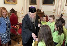 С песни и стихове малчуганите зарадваха духовника в Русенската митрополияВ