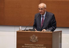 Все повече млади жени избирали професията акушерка в страната ниОсигуреността