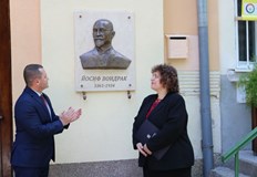 Скулпторът Нина Лишовска бивша възпитаничка на училището е автор на