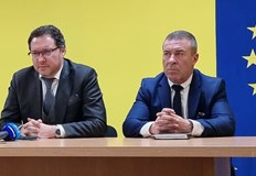 Трафикантите използват дронове за следене на патрулите властите отвръщат на