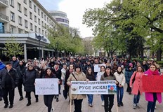 Русенци организираха протестно шествие срещу войната по пътищатаЖители на крайдунавския