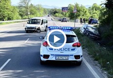 Едната кола излетя в канавката инцидентът е заснет от видеорегистраторТежка