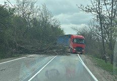 В Русенско вятърът достигна 122 километра в час създавайки рискова