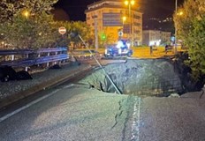 Двете жертви са паднали с кола в голяма дупкаДвама души