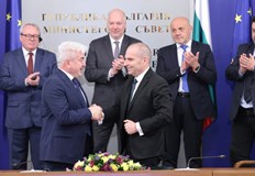 Правителството подписа най мащабния договор за модернизация на железопътния транспорт първите