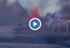 Хавайският вулкан привлича хиляди туристи с невероятния си огнен спектакъл