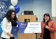 Ректорът доц д р Десислава Атанасова връчи ваучер за компютърна система