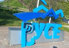 Камери са заснели вандалската проява докато родителите им наблюдавали бездейноПоредният