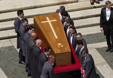 Огромно множество се събра на площад Свети Петър и по