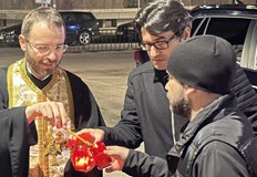 Църковна делегация донесе свещения пламък в РусеБлагодатният огън от Йерусалим