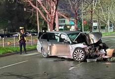 Двама младежи са в критично състояние след удар в стълбЧетирима