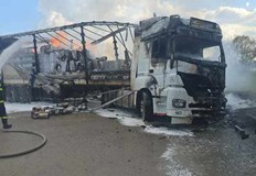 Огнеборците потушиха пламъците които са засегнали и десетки дървени палети