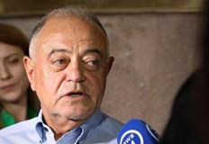 Председателят на парламента се появи на Националния стадион с фланелка