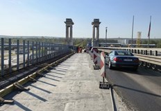 Шофьорите да планират повече време за преминаване на Дунав мостДвижението
