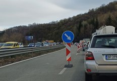 Движението се регулира от екип на Пътна полиция Временно ограничение на