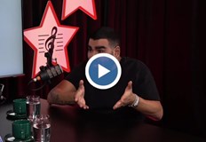 Как да обичаш човек който виждаш как с ръцете си