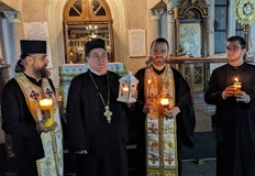 Свещеният огън от Йерусалим пристигна през Румъния Благодатният огън вече
