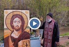 Осветиха икона на Исус Христос в древна скална обителМножество вярващи