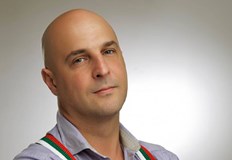 Музикантът остро критикува министър Караджов за формалния подход към пътната