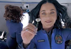 Певицата беше част от изцяло женски екипаж на суборбиталния полет