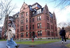 Университетът отказва да закрие програмите си за разнообразие въпреки натиска