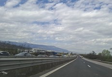 Колоната от автомобили се простира от двореца Врана до Нови