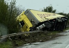 Шофирайте внимателно трафикът се регулира от полициятаТоварен автомобил се е