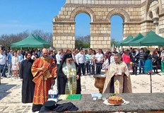 Единайсет младежи приемат християнската вяра в историческата Голяма базиликаТрадиционното масово