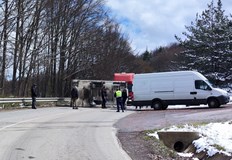Обърнат контейнер запречи едното платноИнцидент с товарен автомобил предизвика сериозно