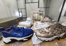 В турски автобус са открити 240 чифта спортни обувки с