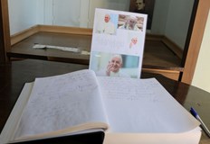 Областният управител Драгомир Драганов и монсеньор Страхил Каваленов споделиха лични