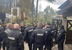 Лидерът на ДПС ДПС и активисти на партията отказват да напуснат