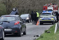 Спасители извадиха шофьора от преобърнатия автомобил Сериозен пътен инцидент затрудни