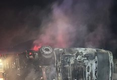 Камионът се е обърнал и запалил на магистралата Атина