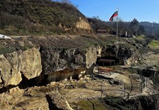 Скалните килии разположени на три етажа и достигащи до 35