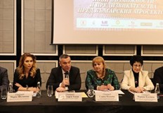 Министър Тахов обеща държавна помощ за стопаните чиито насаждения пострадаха